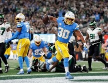 Austin Ekeler, corredor de los Chargers de Los Ángeles, celebra después de anotar un touchdown. AP/A. Hung