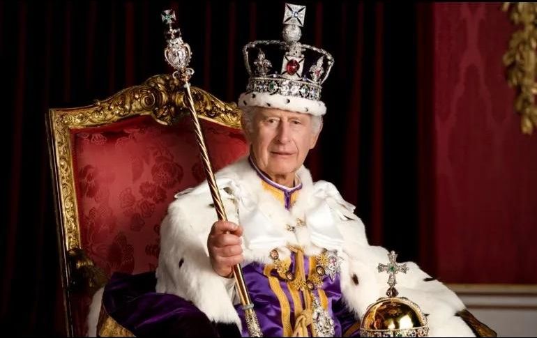 Ciudadanos se manifiestan a las puertas del Parlamento británico en búsqueda de abolir la monarquía, aseguran que prefieren contar con un mandatario electo y no continuar con el Rey Carlos III. AP/H. Burnand