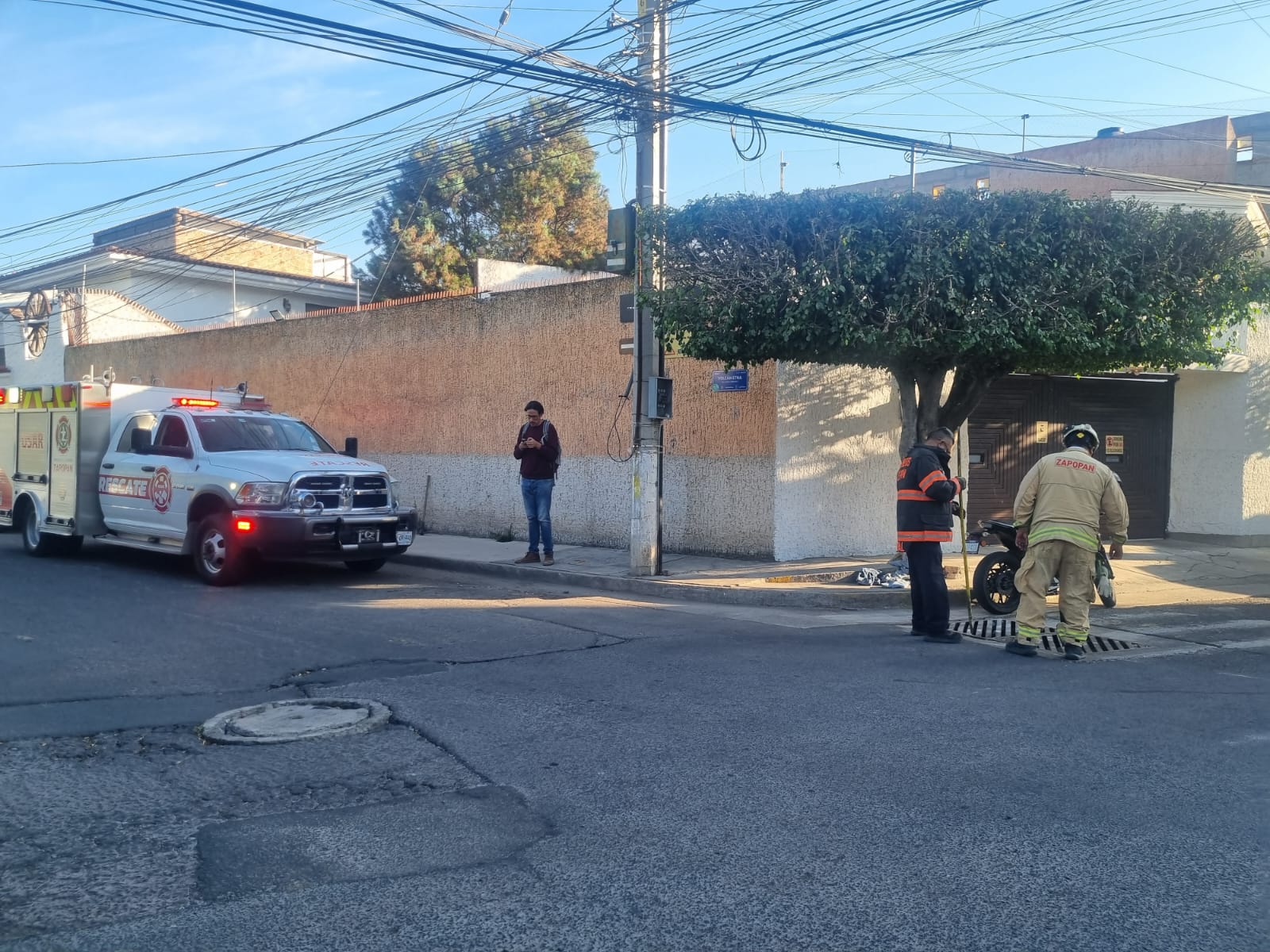 Bomberos de Guadalajara acudieron a las zonas de los reportes para descartar que este olor estuviera relacionado con posibles fugas de gas.EL INFORMADOR/J. Velazco