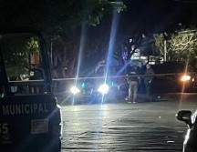 Policías municipales acudieron al punto y al llegar, localizaron a un hombre que tenía lesiones por arma de fuego. ESPECIAL.