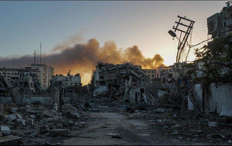 El humo se eleva tras los ataques aéreos israelíes en el norte de la Franja de Gaza, el 7 de noviembre de 2023. Más de 10 mil 300 palestinos, de los cuales dos terceras partes eran mujeres y niños, han muerto en la ofensiva. EFE/M. Saber