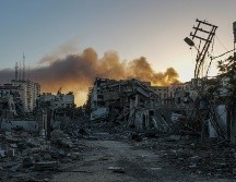 El humo se eleva tras los ataques aéreos israelíes en el norte de la Franja de Gaza, el 7 de noviembre de 2023. Más de 10 mil 300 palestinos, de los cuales dos terceras partes eran mujeres y niños, han muerto en la ofensiva. EFE/M. Saber