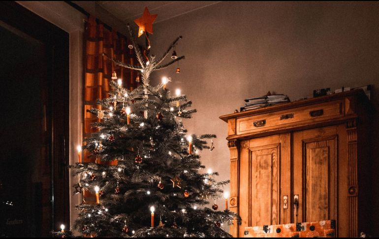 En cientos de tiendas departamentales, supermercados y  negocios locales han comenzado con la venta de decoraciones como es el caso de las luces, inflables, coronas navideñas, cojines, nacimiento, entre otros artículos. unsplash