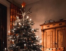 En cientos de tiendas departamentales, supermercados y  negocios locales han comenzado con la venta de decoraciones como es el caso de las luces, inflables, coronas navideñas, cojines, nacimiento, entre otros artículos. unsplash