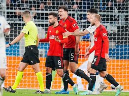 El Manchester United dejó ir una ventaja de dos goles y se quedó con 10. EFE/L. Sabroe