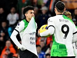 Luis Díaz pedía en una camiseta la liberación de su padre, secuestrado por el ELN. AFP