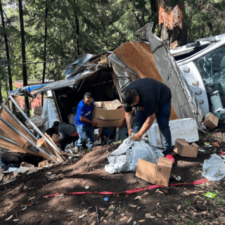 Camioneta con víveres para Acapulco se voltea en la carretera y ¡la saquean!