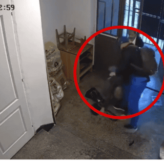 Hombre prende fuego a su tía para quedarse con la herencia