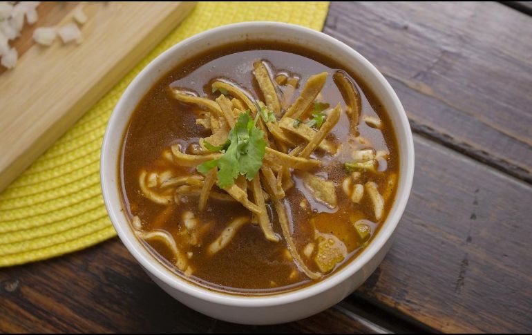 La sopa de tortilla es un plato tradicional mexicano que combina sabores intensos y texturas variadas. Pixabay