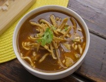 La sopa de tortilla es un plato tradicional mexicano que combina sabores intensos y texturas variadas. Pixabay