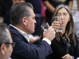 Carlos Enrique Torres Lugo aceptó el reto de la legisladora y tomó un vaso con agua junto con ella tras servirse de la jarra. EL INFORMADOR / H. Figueroa