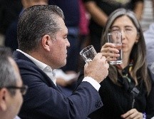 Carlos Enrique Torres Lugo aceptó el reto de la legisladora y tomó un vaso con agua junto con ella tras servirse de la jarra. EL INFORMADOR / H. Figueroa
