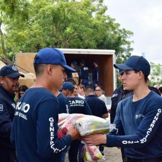 Policías de Guadalajara donan cinco toneladas de víveres a damnificados por el huracán "Otis"