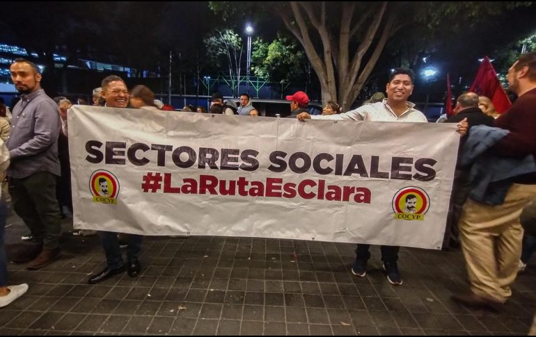 Simpatizantes de Clara Brugada manifestaron su apoyo a las afueras del hotel donde la dirigencia de Morena se reunió para definir las candidaturas. SUN/G. Pano