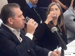 Carlos Enrique Torres Lugo bebió agua de la llave, pero no lo recomienda a la población. En el reto, Mara Robles también consumió el líquido. ESPECIAL