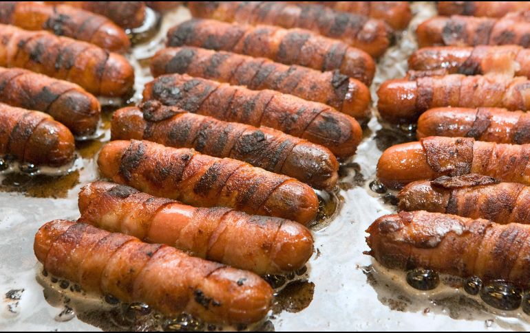 Para cuidar la próstata, expertos afirman que debes empezar por dejar o limitar el consumo de: carne roja (cerdo, cabra, cordero), mortadela y salchichas. AP / ARCHIVO