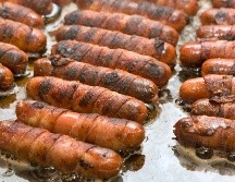 Para cuidar la próstata, expertos afirman que debes empezar por dejar o limitar el consumo de: carne roja (cerdo, cabra, cordero), mortadela y salchichas. AP / ARCHIVO