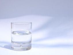 Es esencial comprender los peligros de la ingesta de agua de mar. ESPECIAL/ Foto de manu schwendener en Unsplash