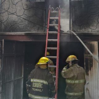 Tapicero cae al intentar escapar de un incendio en Tonalá