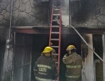 Al sitio acudieron también los bomberos del municipio para apagar el fuego, mientras que paramédicos municipales atendieron a los lesionados. ESPECIAL / PC JALISCO