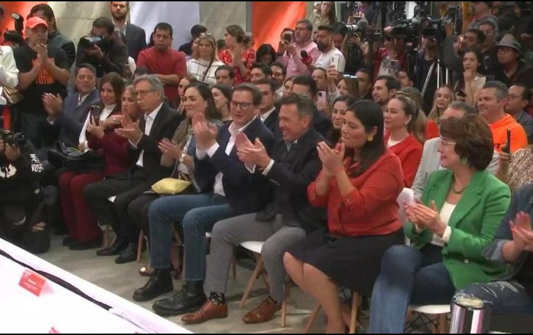 También lo acompañó la bancada emecista jalisciense, encabezada por los senadores emecistas Verónica Delgadillo, quien será precandidata por la alcaldía de Guadalajara, y Clemente Castañeda, quien buscará la reelección en el cargo. CORTESÍA