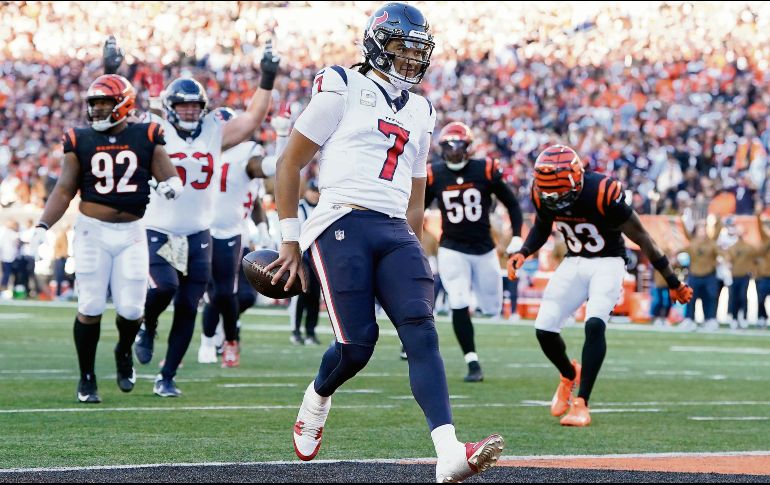 A pesar de ser novato, C.J. Stroud juega como un veterano al acumular triunfos significativos. AFP