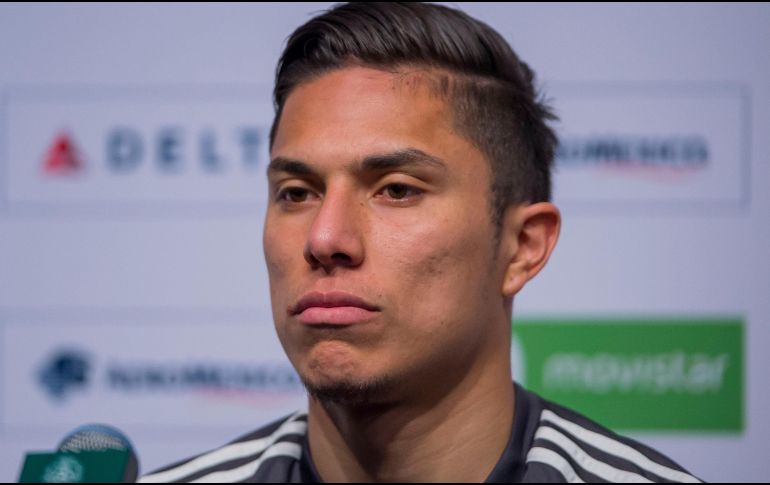 El futbolista Carlos Salcedo fue visto en el partido de la NBA en México, con un costoso atuendo. MEXPORT/ARCHIVO.