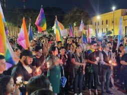 Aproximadamente 300 personas de la diversidad sexual se concentraron con banderas y veladoras en Plaza República para exigir justicia. EL INFORMADOR/ J. Díaz.