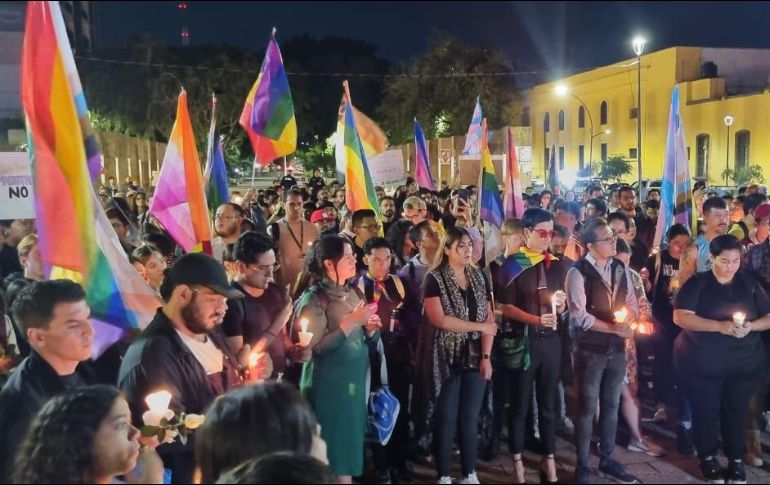 Aproximadamente 300 personas de la diversidad sexual se concentraron con banderas y veladoras en Plaza República para exigir justicia. EL INFORMADOR/ J. Díaz.