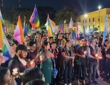 Aproximadamente 300 personas de la diversidad sexual se concentraron con banderas y veladoras en Plaza República para exigir justicia. EL INFORMADOR/ J. Díaz.