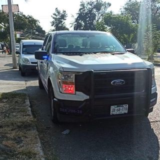 Hombre con cuchillo persigue a una mujer en el Tren Ligero