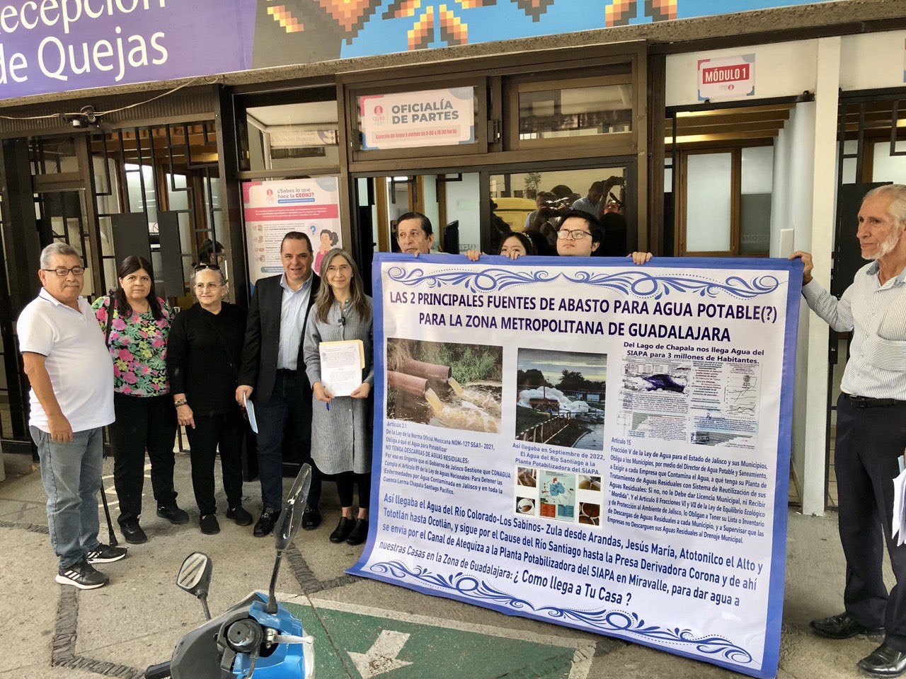 La legisladora acudió acompañada de activistas y el diputado Enrique Velázquez, para presentar su oficio contra Carlos Torres.ESPECIAL/@MaraRoblesV