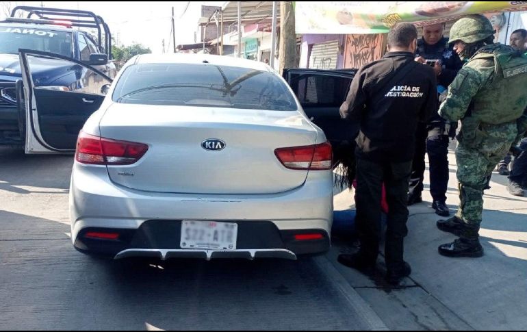 En este vehículo, fueron localizadas dos bolsas negras las cuales contenían aparentes restos humanos. X/@Denuncias_ZMG