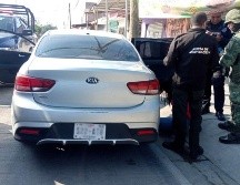 En este vehículo, fueron localizadas dos bolsas negras las cuales contenían aparentes restos humanos. X/@Denuncias_ZMG