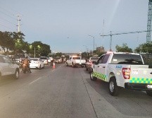 Elementos de la Policía Vial acudieron al sitio para acordonar el sitio y llamar a peritos para levantar el cadáver. CORTESÍA