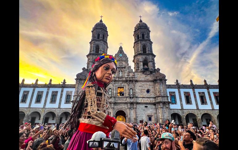 Amal fue recibida por 24 mil personas, la mayoría niñas y niños, junto con papás y abuelos, quienes recorrieron el Centro de Zapoapan para saludarla, abrazarla, tomarle fotos y bailar con ella. EL INFORMADOR / A. Navarro