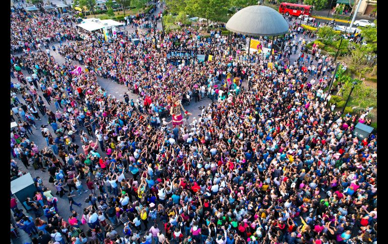 Amal fue recibida por 24 mil personas, la mayoría niñas y niños, junto con papás y abuelos, quienes recorrieron el Centro de Zapoapan para saludarla, abrazarla, tomarle fotos y bailar con ella. EL INFORMADOR / A. Navarro