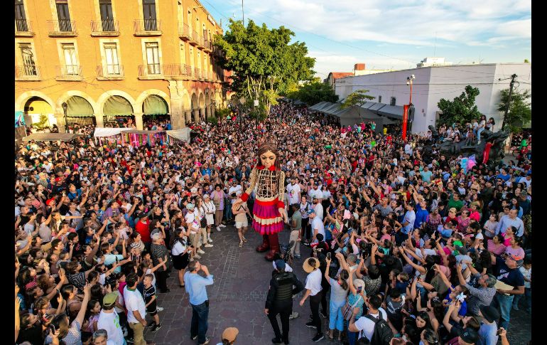 Amal fue recibida por 24 mil personas, la mayoría niñas y niños, junto con papás y abuelos, quienes recorrieron el Centro de Zapoapan para saludarla, abrazarla, tomarle fotos y bailar con ella. EL INFORMADOR / A. Navarro