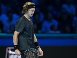 El tenista ruso terminó golpeándose en la rodilla ante la frustración. EFE/ A. DI MARCO.