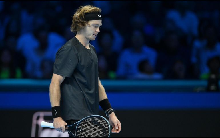 El tenista ruso terminó golpeándose en la rodilla ante la frustración. EFE/ A. DI MARCO.