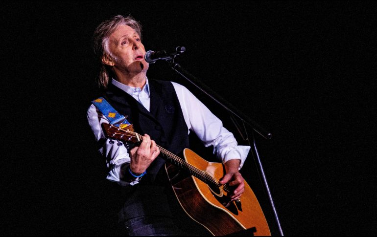 Miles de personas de todas las edades acudieron para ver y escuchar al cantante del Reino Unido interpretando temas como 