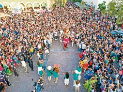 La pequeña disfrutó su paseo al ritmo de la música. EL INFORMADOR/ A. Navarro