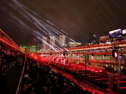 Los juegos de luces, símbolo de la ciudad, adornaron el inicio del Gran Premio. EFE/E. Laurent