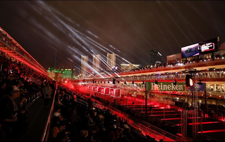 Los juegos de luces, símbolo de la ciudad, adornaron el inicio del Gran Premio. EFE/E. Laurent