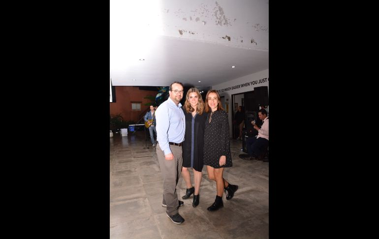 Diego Escobar, Denisse Flores y Ale Guerra. GENTE BIEN JALISCO/ Marifer Rached