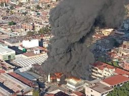 Incendio en bodega de calzado, CDMX. ESPECIAL/ X