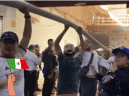 Bomberos de Ciudad de México, Policías y civiles trabajan en conjunto para sofocar el fuego de la bodega. ESPECIAL/ Video.