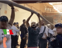 Bomberos de Ciudad de México, Policías y civiles trabajan en conjunto para sofocar el fuego de la bodega. ESPECIAL/ Video.