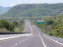 Durante el trayecto en carretera se encuentran varios señalamientos como alto, curvas, zonas peligrosas de deslave, topes, cruces peatonales, entre otros, esto con la finalidad de evitar algún accidente. EL INFORMADOR / ARCHIVO