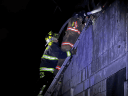 El proceso para conocer el origen del incendio será un poco más largo, ya que una vez que los bomberos consigan ingresan al origen habrá que hacer el peritaje correspondiente. ESPECIAL/ X.